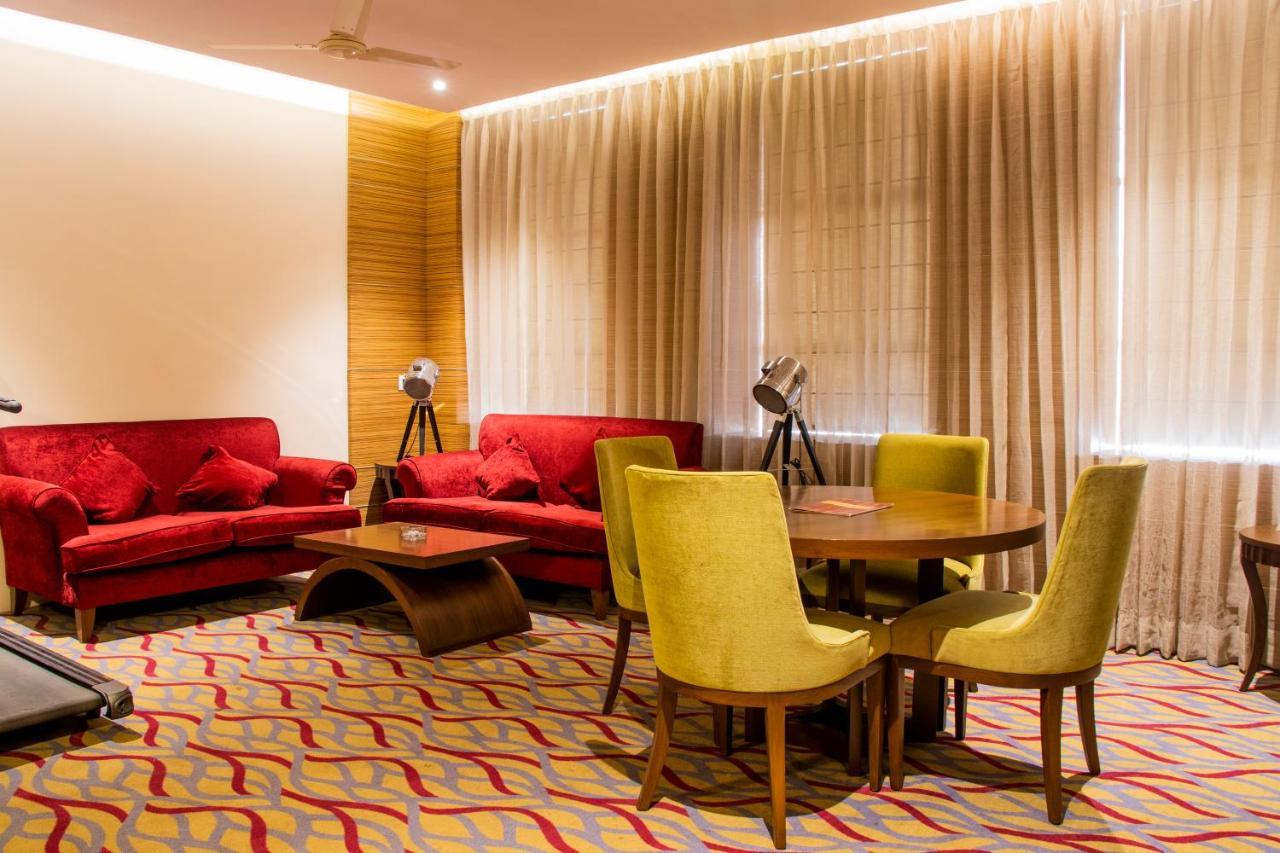 Hotel Landmark Rewa Экстерьер фото