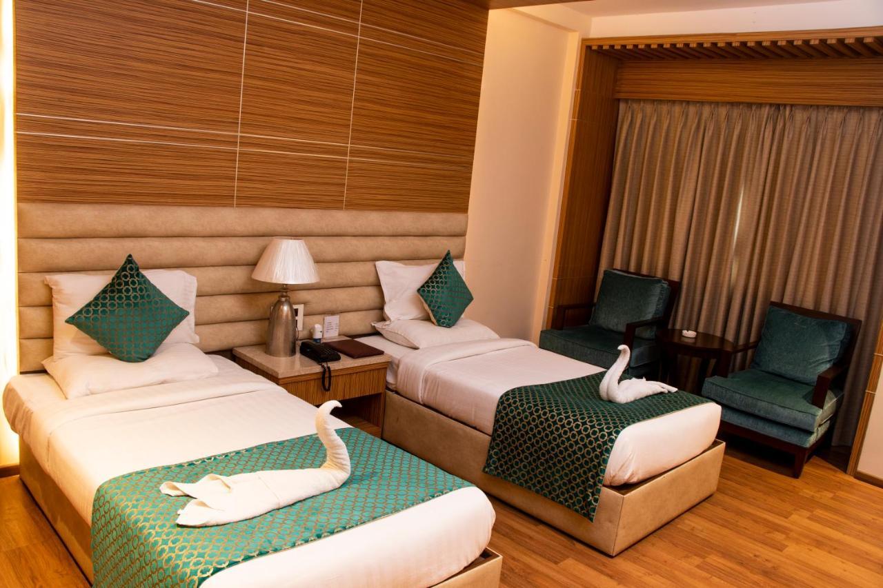Hotel Landmark Rewa Экстерьер фото