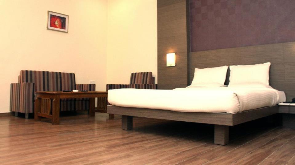 Hotel Landmark Rewa Экстерьер фото